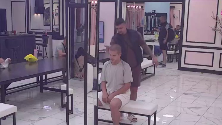 Odlučio se za totalnu promenu: Terza pokazao frizerske veštine, pa Karlu osvežio frizuru! (VIDEO)