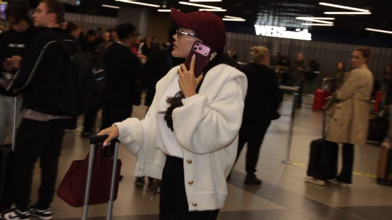 PINK.RS PAPARACO! Ana Korać uhvaćena na aerodromu u skroz opuštenom izdanju, gotovo NEPREPOZNATLJIVA, a svi se pitaju ko je muškarac koji je došao po nju (FOTO)