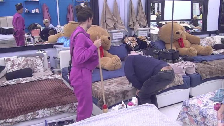 Burek se ne odvaja od Anđele! Ona rešila sve da sredi, on joj pomaže oko teških poslova (VIDEO)