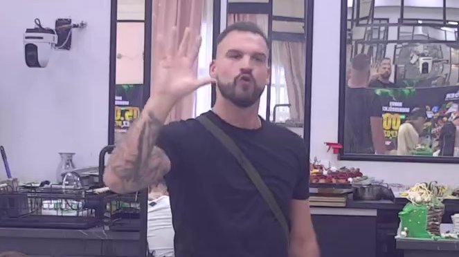 Viktorija, oprosti ako možeš, bio sam najveća džukela! Osmakčić se obratio Viki Mitrović i uputio joj JAVNO IZVINJENJE (VIDEO)