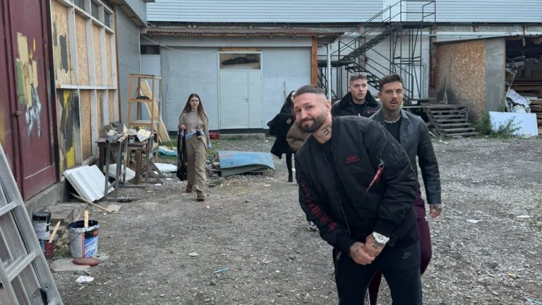 Ne čase časa! Druga grupa učesnika Elite krenula iz Šimanovaza na glasanje! Uputili se ka biračkim mestima da ispune svoju građansku dužnost sa osmehom na licu! (FOTO+VIDEO)