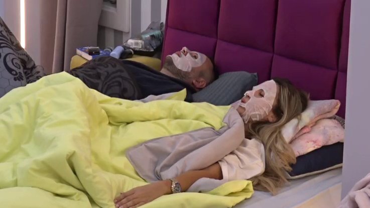 Kao da su sami na svetu! Aneli stavila Caru masku na lice, on uživa u svakom trenutku sa njom (VIDEO)