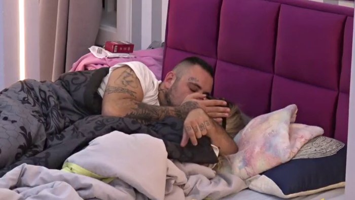 Aneli i Car navalili jedno na drugo čim su otvorili oči! On je ne ostavlja samu ni dok se šminka (VIDEO)