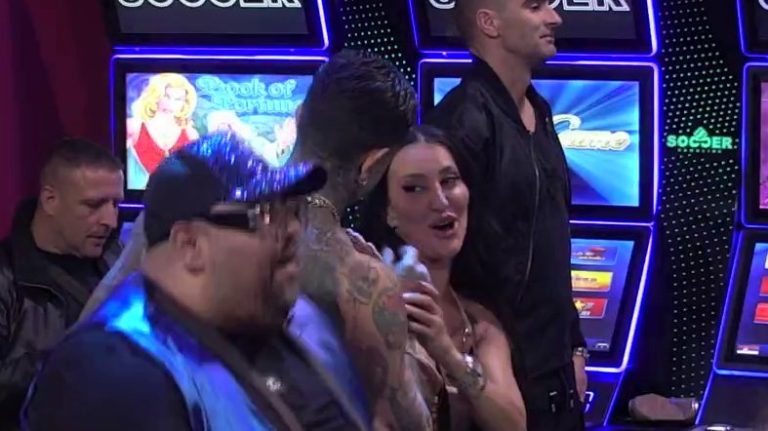Jedva uspela da izglumi dostojanstvo: Đukić krenuo da poljubi Poršelinu, ona se izborila da mu odoli! (VIDEO)