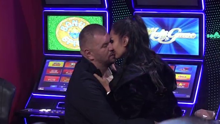 Je l’ sam ti ja najveća ljubav? Sandra dočekala Janjuša na zicer, on ostao bez teksta! (VIDEO)