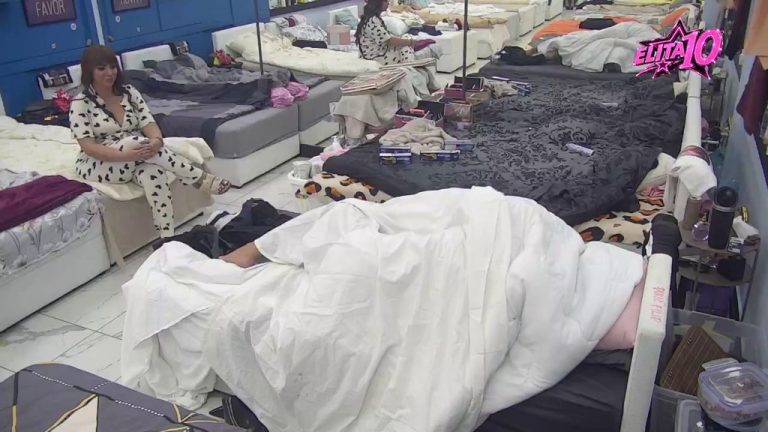 Druga tura vrele akcije: Đukić i Laura neumorni, nastavili ljubavne igrarije ispod pokrivača! (VIDEO)