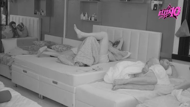 ОD RANOG JUTRA VARNIČI: Janjuš i Sandra se zavukli ispod pokrivača, pljušte poljupci 🫣🔥