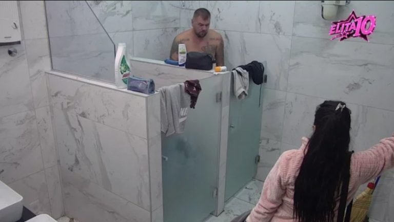 SANDRA NE ISPUŠTA JANJUŠA IZ VIDA: Prati svaki njegov pokret, posmatra ga dok se kupa 🚿😏