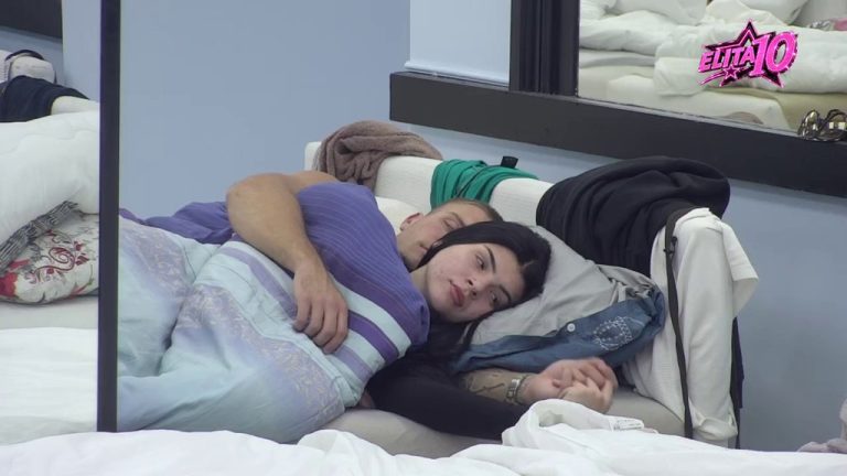 IPAK BIRA NJEGOV KREVET: Kristina i Leon završili ispod istog pokrivača! (VIDEO)