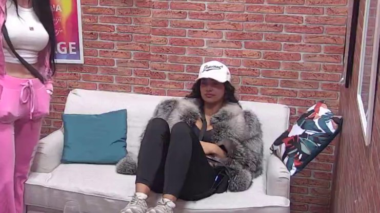 HIT! Laura plače jer se ugojila, njeni cimeri licitiraju koliko je teška (VIDEO)
