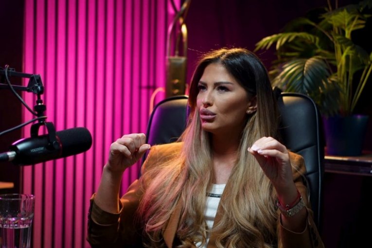 PREMIJERU EMISIJE PREKINUO IZNENADNI POZIV! Ana Radulović zanemela od ŠOKA, evo ŠTA SE DESILO iz kamera! (GALERIJA)