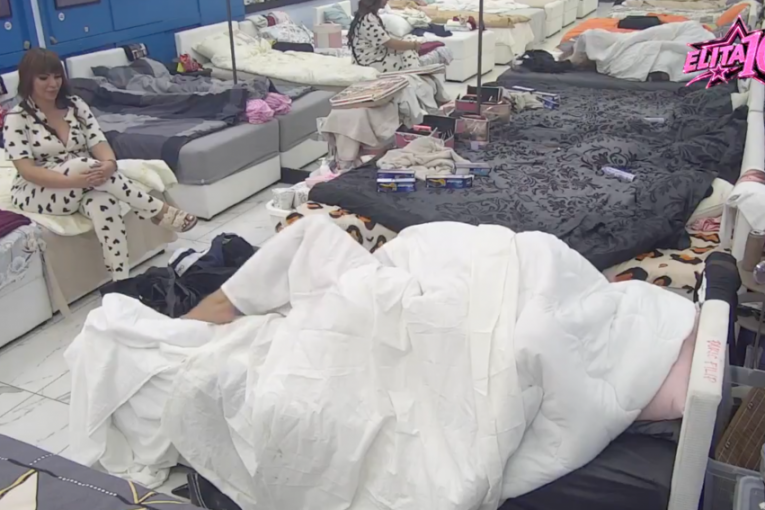 VRELA AKCIJE LAURE I ĐUKIĆA RAZBESNELA ZADRUGARE! Skandalozna obnažena Laura dahtanjem budila ukućane – OKA NISU SKLOPILI! (VIDEO)