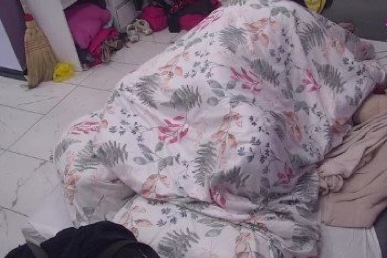 ULAZAK U “ELITU” OBELEŽIO VRELOM AKCIJOM SA VATRENIM PLAVUŠOM! Pucaju kreveti, ne mare za kamere! (FOTO)